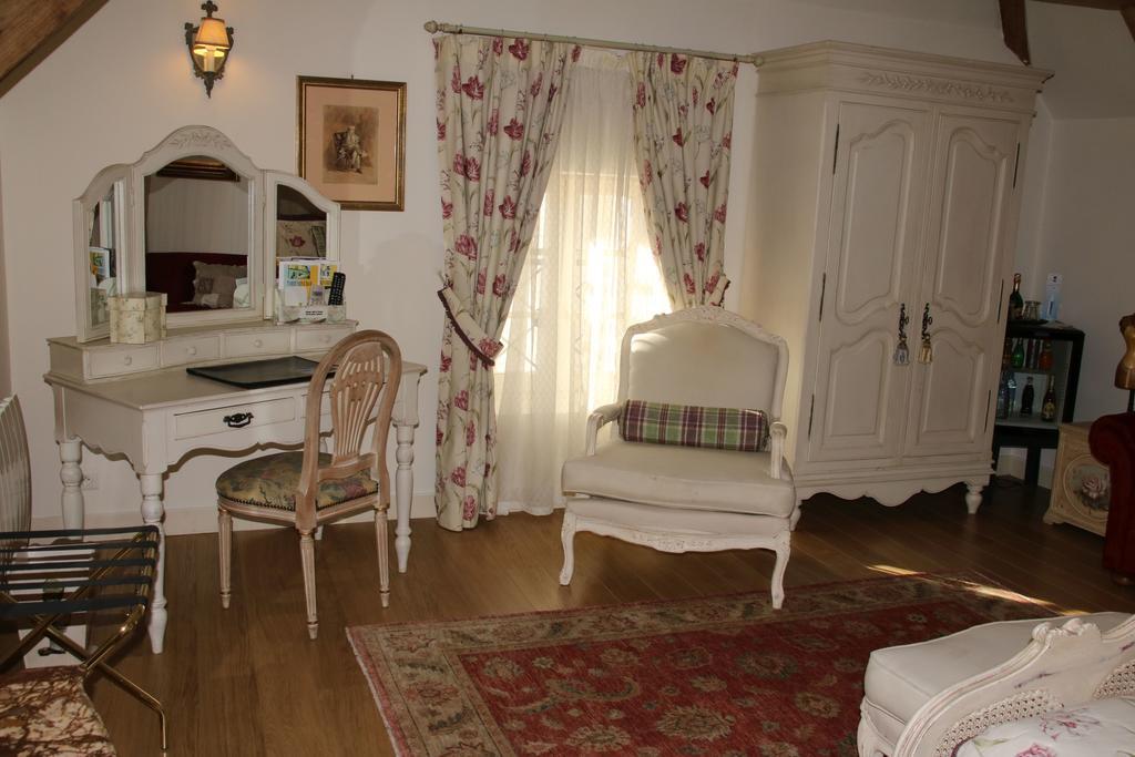Hostellerie Du Prieure Saint-Prix  Exterior foto